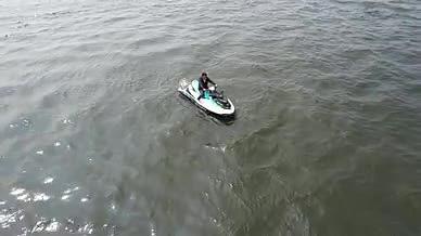 无人机航拍摩托艇水上运动4视频的预览图